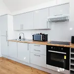 Town Centre Penthouse Apartment - Near Airport & Train Station