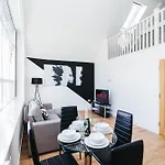 Town Centre Penthouse Apartment - Near Airport & Train Station